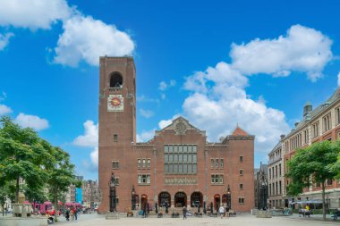Amsterdam, Hollanda - 6 Ağustos 2021 - Eski borsa binasından geçen turistler, 