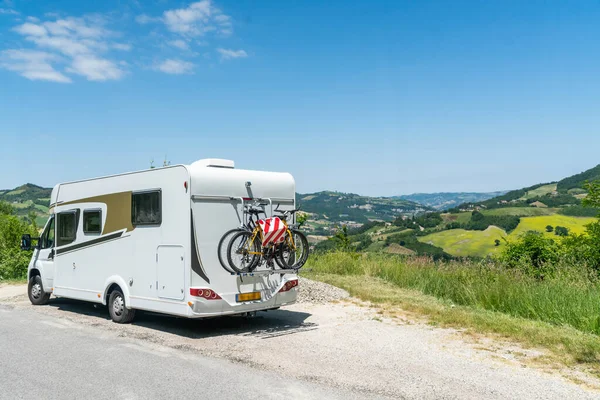 İtalyan dağları manzaralı terk edilmiş bir yerde Campervan.