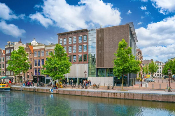 Amsterdam, Hollanda 23 Haziran 2021. ANne Frank 'in Corona zamanlarında girmek için bekleyen turistlerle dolu evi.
