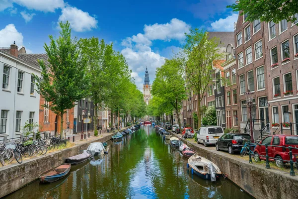 Amsterdam, Hollanda 23 Haziran 2021 - Zuiderkerk manzaralı terk edilmiş Groenburgwal Kanalı (Güney Kilisesi))