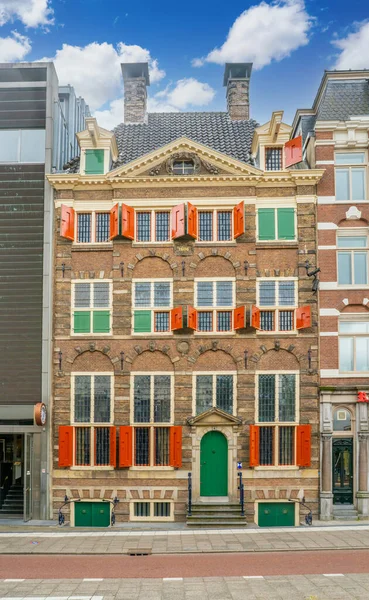 Amsterdam, Hollanda 23 Haziran 2021 Amsterdam 'ın merkezindeki Rembrandt Müzesi Corona saatinde ziyaretçileri bekliyor.