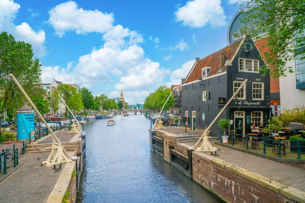 Amsterdam, Hollanda 23 Haziran 2021 Oudeschans Kanalı 'ndaki Jodenbreestraat' tan