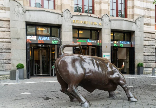 Amsterdam, Hollanda - 6 Ağustos 2021 - Amsterdam 'ın merkezinde yeni AEX borsasının girişi