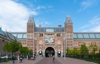 Amsterdam, Hollanda - 23 Temmuz 2020 - Amsterdam şehir merkezindeki Rijksmuseum 'a (federal müze) girip çıkan turistler