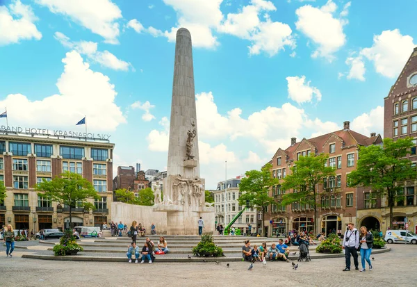 Amsterdam Juli 2020 Toerist Hangt Rond Aan Het Monument Voor — Stockfoto