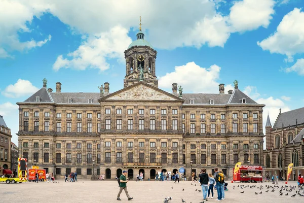 Amsterdam, Hollanda - 23 Temmuz 2020 - Amsterdam 'ın eski belediye binası olan Dam Barajı' ndaki sarayı ziyaret eden turist