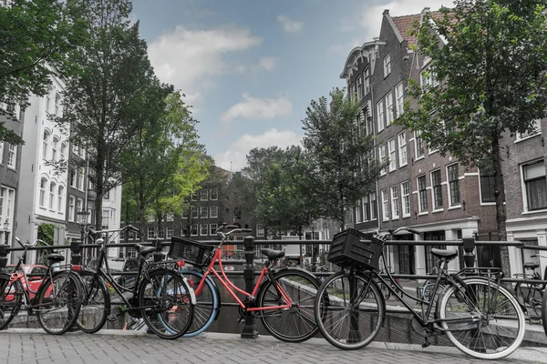 Amsterdam Eski Bir Bölgesindeki Bir Kanalı Geçen Köprüde Bisikletler — Stok fotoğraf
