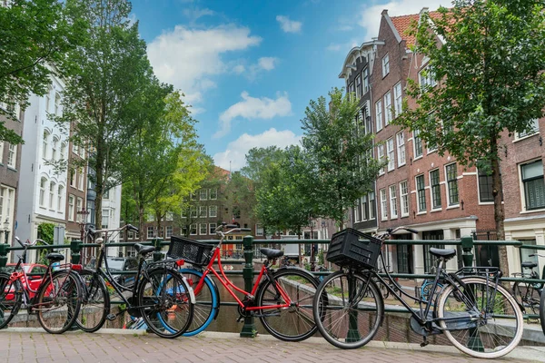 Amsterdam Eski Bir Bölgesindeki Bir Kanalı Geçen Köprüde Bisikletler — Stok fotoğraf