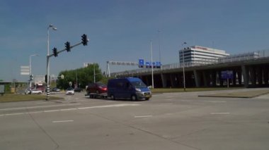 A10 otoyolu ile Amsterdam Sloterdijk iş alanı arasında trafik ilerliyor.