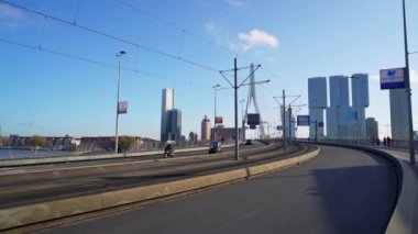 Erasmug Köprüsü 'ndeki kamyon ve arabalar gibi yayalar ve trafik 8 Kasım 2019' da Rotterdam, Hollanda merkezli güney bölümünü kapsıyor.