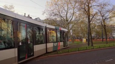 Mauritsweg yolunda birbirini takip eden iki tramvay Rotterdam, Hollanda 'nın merkez tren istasyonuna doğru, 8 Kasım 2019