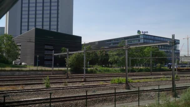 アムステルダム スロッテルダイク駅を出る列車 — ストック動画