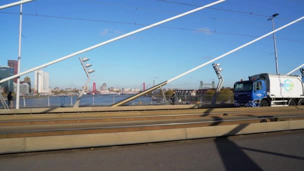 中心部と南の部分を結ぶエラスムス橋のトラムや車のような歩行者と交通ロッテルダム オランダ 2019年11月8日 — ストック動画