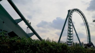 Ziyaretçiler lunapark trenine binmekten zevk alıyorlar. Sürüşün başlangıcı