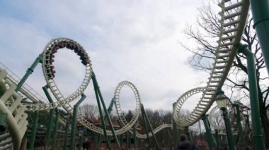 Ziyaretçiler lunapark trenine binmenin keyfini çıkarıyorlar..