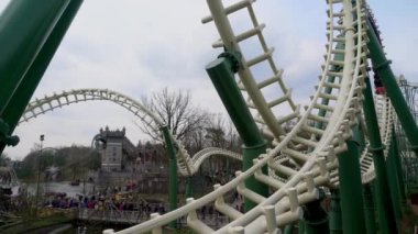 Ziyaretçiler lunapark trenine binmenin keyfini çıkarıyorlar..