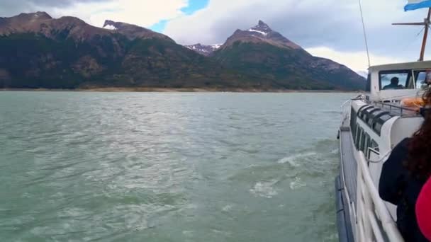 Turistas Navegando Hacia Glaciar Perito Moreno Cerca Localidad Calafate Patagonia — Vídeos de Stock