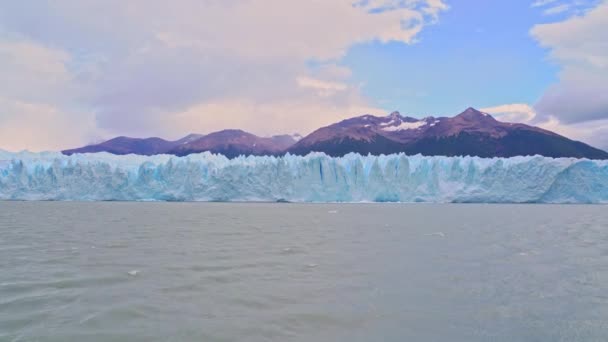 アルゼンチンのパタゴニア カラファテ近郊のセーリングボートから見たペリト モレノ氷河 — ストック動画