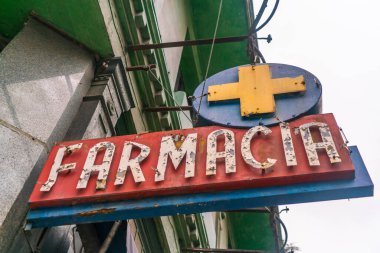 Montevideo, Uruguay 'da terk edilmiş bir binanın dışındaki eski Farmacia tabelası.