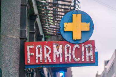 Montevideo, Uruguay 'da terk edilmiş bir binanın dışındaki eski Farmacia tabelası.