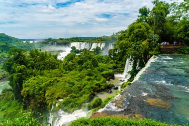 Arjantin Milli Parkı'ndan görülen Iguazu Şelalesi'nin bir kısmı