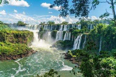 Arjantin Milli Parkı'ndan görülen Iguazu Şelalesi'nin bir kısmı