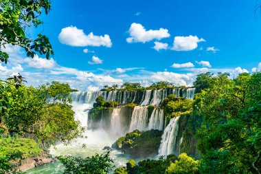 Arjantin Milli Parkı'ndan görülen Iguazu Şelalesi'nin bir kısmı