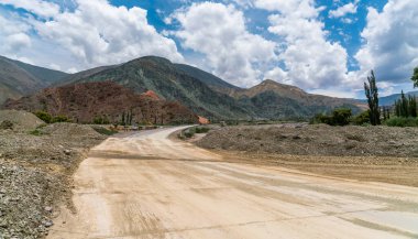 Salta Provence, Arjantin 'deki Parque Nacional Los Cardones' da (Ulusal Park) yol çalışması ve renkli dağlar