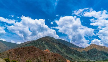 Salta Provence, Arjantin 'deki Parque Nacional Los Cardones Ulusal Parkı' nda renkli dağlar