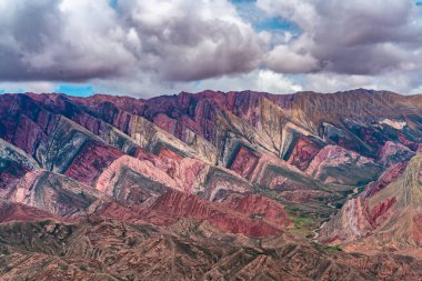 Ünlü Mirador Hornocal namı diğer Arjantin 'de Humahuaca yakınlarında 14 renkten oluşan Moutain.
