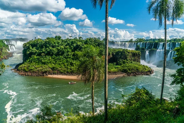 Arjantin Milli Parkı'ndan görülen Iguazu Şelalesi'nin bir kısmı