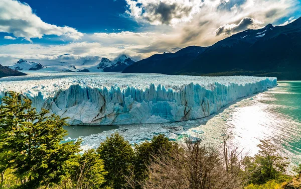 Arjantin 'deki Calafate yakınlarındaki ulusal Buzul Parkı' ndaki Perito Moreno Buzulu 'nun tam görüntüsü.