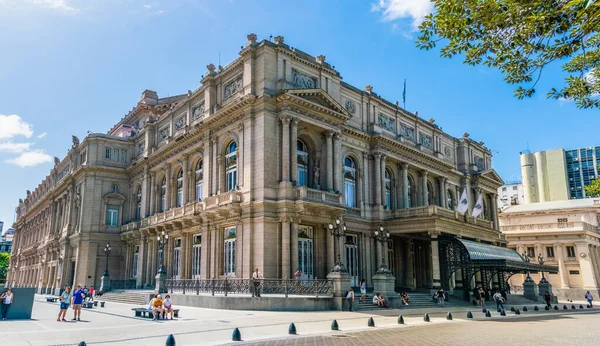 Buenos Aires, Arjantin - 20 Ocak 2019, Turistler şehrin göbeğindeki eski görkemli teatro (Tiyatro) kolonunu ziyaret ettiler.