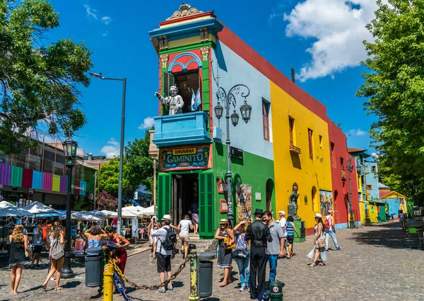 La Boca, Buenos Aires, Arjantin - 22 Ocak 2019, Turistler fotoğraf çekiyor ve Caminito 'daki ünlü renkli evleri ziyaret ediyorlar.