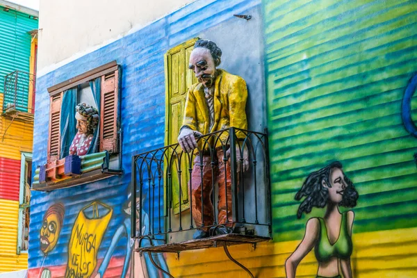 Ünlü renkli evlerden birinin balkonundaki figürler, La Boca, Buenos Aires, Arjantin - 22 Ocak 2019