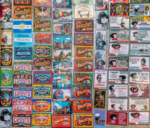 Manyetik Hediyelik Eşyalar Duvarı renkli evlerden birinde satılıyor, La Boca, Buenos Aires, Arjantin - 22 Ocak 2019