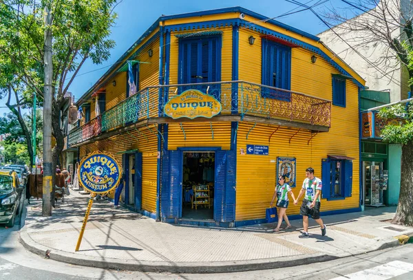 Boca Juniors hediye dükkanının önündeki dükkana turistler ve hayranlar giriyor ve çıkıyorlar. La Boca, Buenos Aires, Arjantin - 22 Ocak 2019