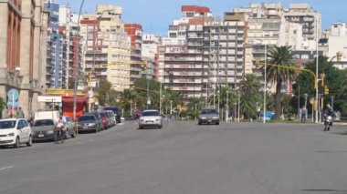 Buenos Aires bulvarından geçen trafik ve yaz mevsiminde plaj, Mar Del Plata, Arjantin