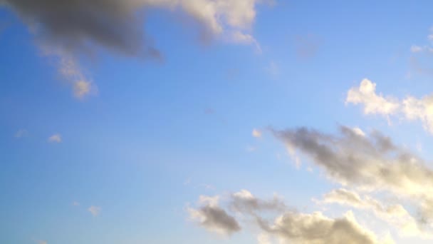 Блюз Небо Хмарами Плавають — стокове відео