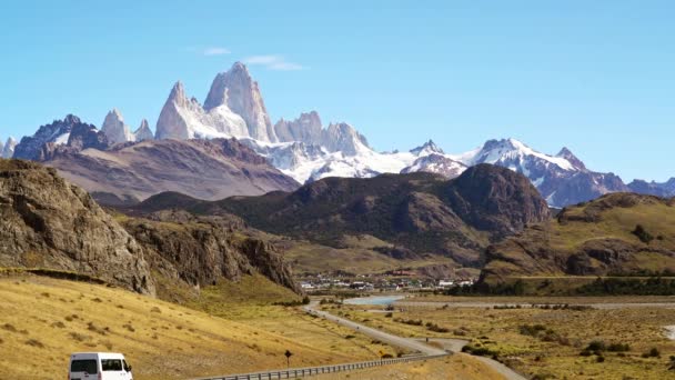 Hozzáférési Chaltenbe Háttérben Fitz Roy Hegyvonulattal Chalten Argentína 2019 Március — Stock videók