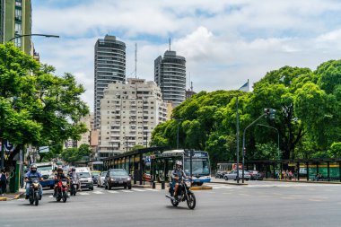 Recoleta, Buenos Aires, Arjantin 'de işlek bir kavşaktan geçen motosikletler ve diğer trafik - 23 Ocak 2019