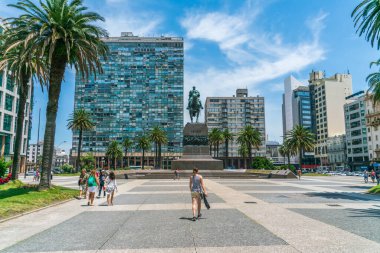 Bağımsızlık Meydanı 'nda (Plaza Indepencia) General Artigas' ın heykelinin önünden geçen turistler, Montevideo, Uruguay, 26 Ocak 2019