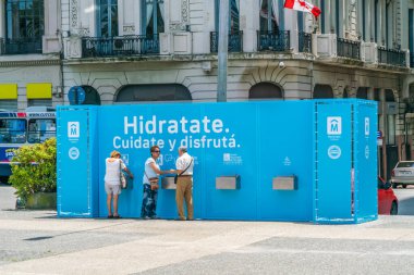 Bağımsızlık Meydanı (Plaza Indepencia), Montevideo, Uruguay, 26 Ocak 2019 'da su şişelerini dolduran turistler