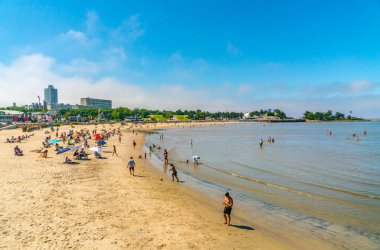 Turistler ve yerliler Playa Ramirez (Ramirez plajı), Montevideo, Uruguay, 27 Ocak 2019