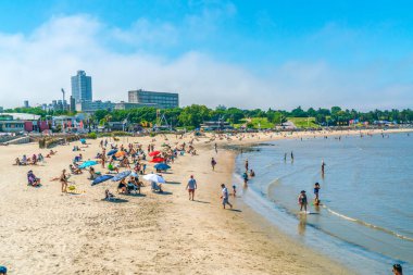 Turistler ve yerliler Playa Ramirez (Ramirez plajı), Montevideo, Uruguay, 27 Ocak 2019