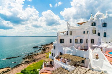 28 Ocak 2019 'da Uruguay' ın Punta Del Este kenti yakınlarındaki ünlü Casapueblo, Whitewashed çimento ve sıva binalarından manzara