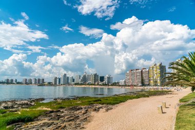 Güneşin tadını çıkaran turistler Punta Del Este, Uruguay, 28 Ocak 2019