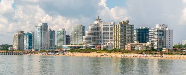 Güneşin tadını çıkaran turistler Punta Del Este, Uruguay, 28 Ocak 2019