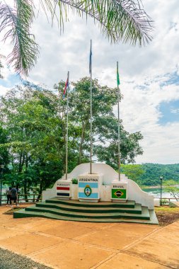 Arjantin, Brezilya ve Paraguay 'ın Arjantin tarafından 3 Şubat 2019' da görülen üç ülke noktasındaki anıt, Iguazu, Brezilya