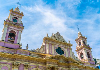 Salta, Arjantin - 3 Şubat 2019, Katedral Bazilika de Salta 'nın 9 Temmuz' daki Plaza 9 de Julio Meydanı 'ndaki üst kısmı.